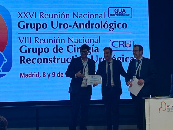 Dr. Roger Matheu recibe el premio al medio video de la reunión