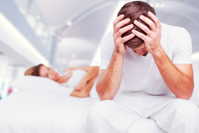 hombre con disfunción eréctil psicológica preocupado por no tenner erección