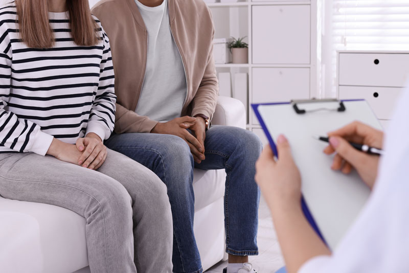 Pareja en una cita de urología sobre ETS